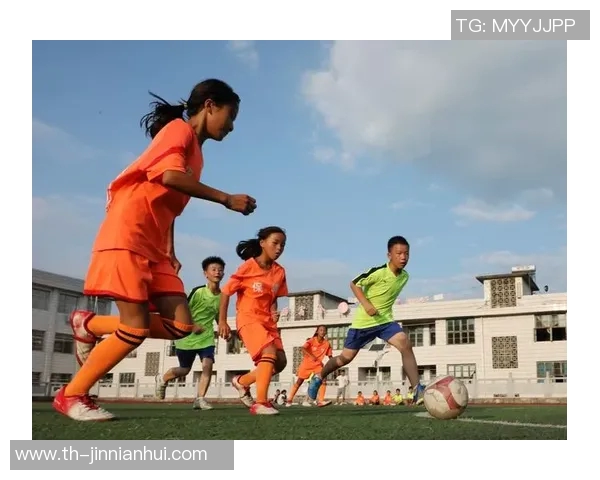 提升足球技能的趣味教学游戏视频分享让孩子们在快乐中成长